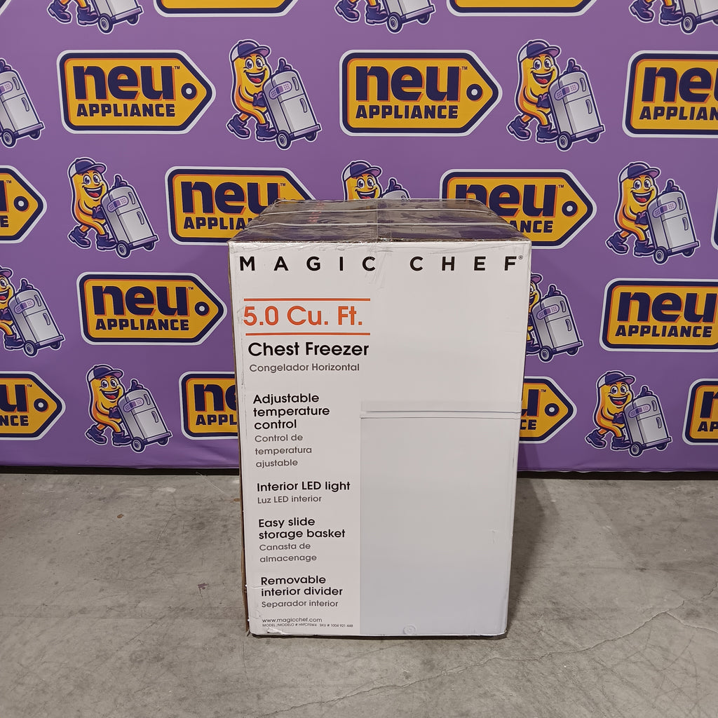 Magic Chef 5.0. cu. ft. Chest Freezer with Interior LED Light and Defrost Water Drain 25137SD727 - HMCF5W4 - New in Box