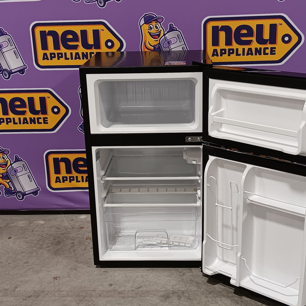 Magic Chef Retro 3.2 Cu. Ft. 2 Door Mini Fridge in Black 25135SD678 - HMCR320BE - Open Box