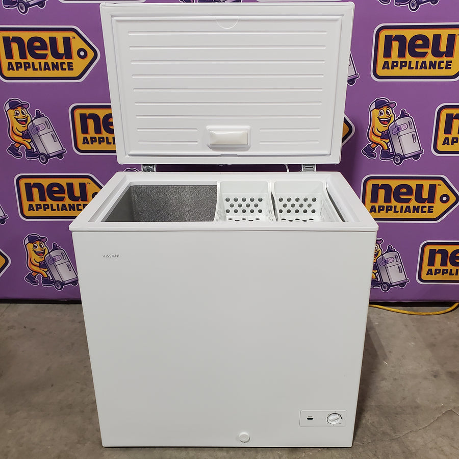 Vissani 6.9 cu. ft. Manual Defrost Chest Freezer in White, Garage Ready with LED Light Type 251312SD1037 - DCM7QRWW - Scratch & Dent (Minor)