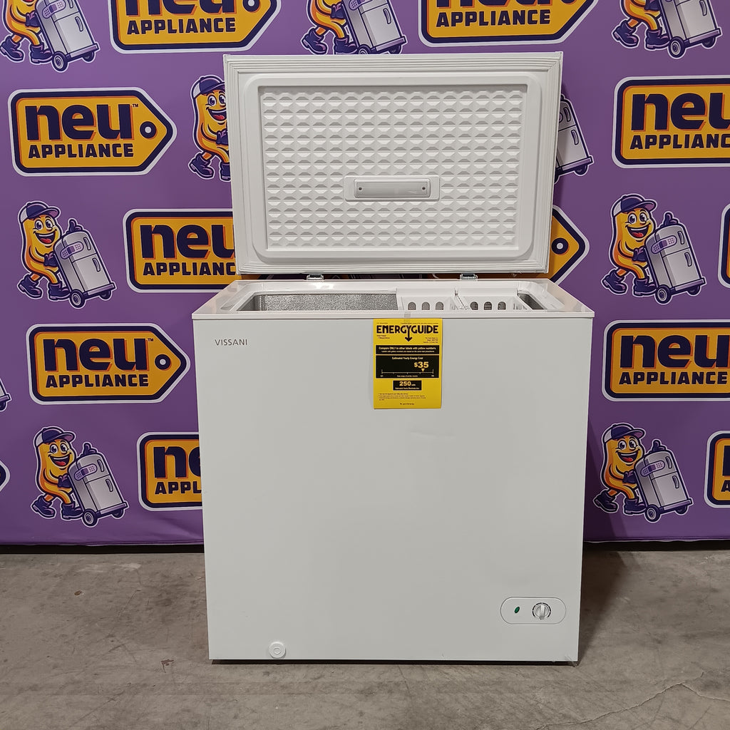 Vissani 7.0 cu. ft. Manual Defrost Chest Freezer with LED Light in White, Garage Ready 25132SD397 - HMCF7W5 - Scratch & Dent (Moderate)