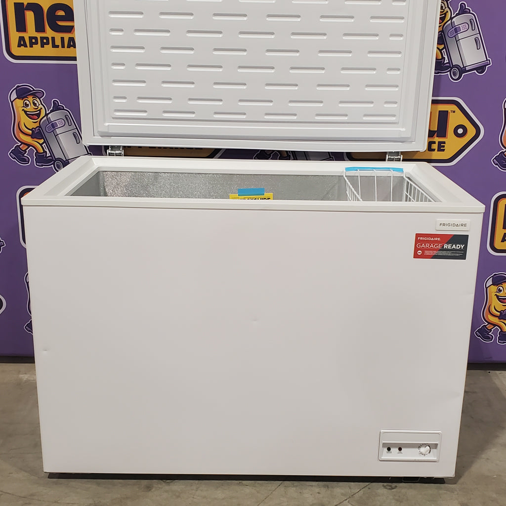 Pictures of Frigidaire 43.94 in. 10 cu. ft. Manual Defrost Chest Freezer in White Garage Ready 26CR007 - EFRF1005 - Scratch & Dent (Minor) - Neu Appliance Outlet - Discount Appliance Outlet in Austin, Tx