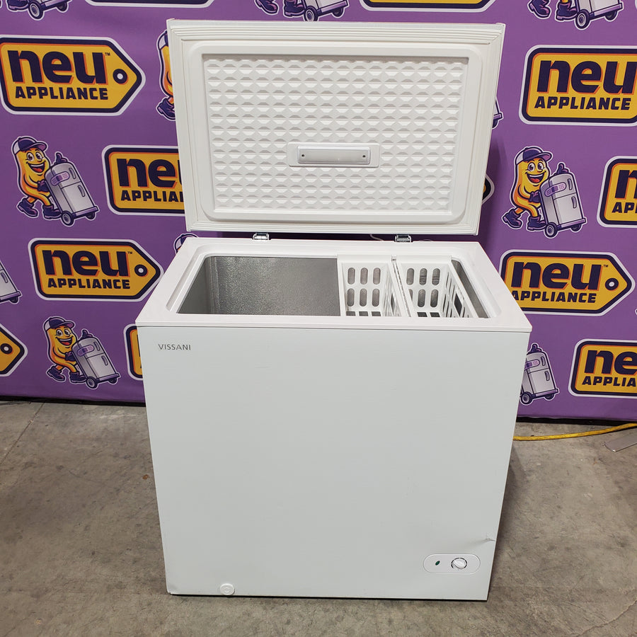 Vissani 7.0 cu. ft. Manual Defrost Chest Freezer with LED Light in White, Garage Ready HMCF7W5 - Certified Refurbished