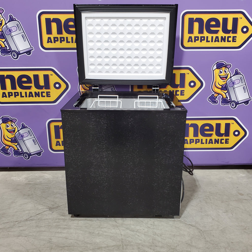 Pictures of Electactic 1.8 Cubic Feet Chest Freezer with 2 Removable Baskets 251312SD1034 - BD-50 - Scratch & Dent (Minor) - Neu Appliance Outlet - Discount Appliance Outlet in Austin, Tx