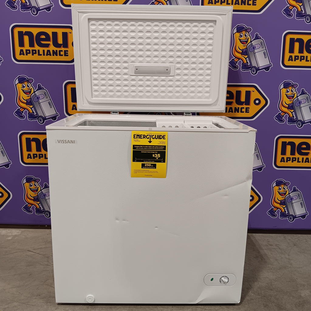 Pictures of Vissani 7.0 cu. ft. Manual Defrost Chest Freezer with LED Light in White, Garage Ready SA304 - HMCF7W5 - Scratch & Dent (Major) - Neu Appliance Outlet - Discount Appliance Outlet in Austin, Tx