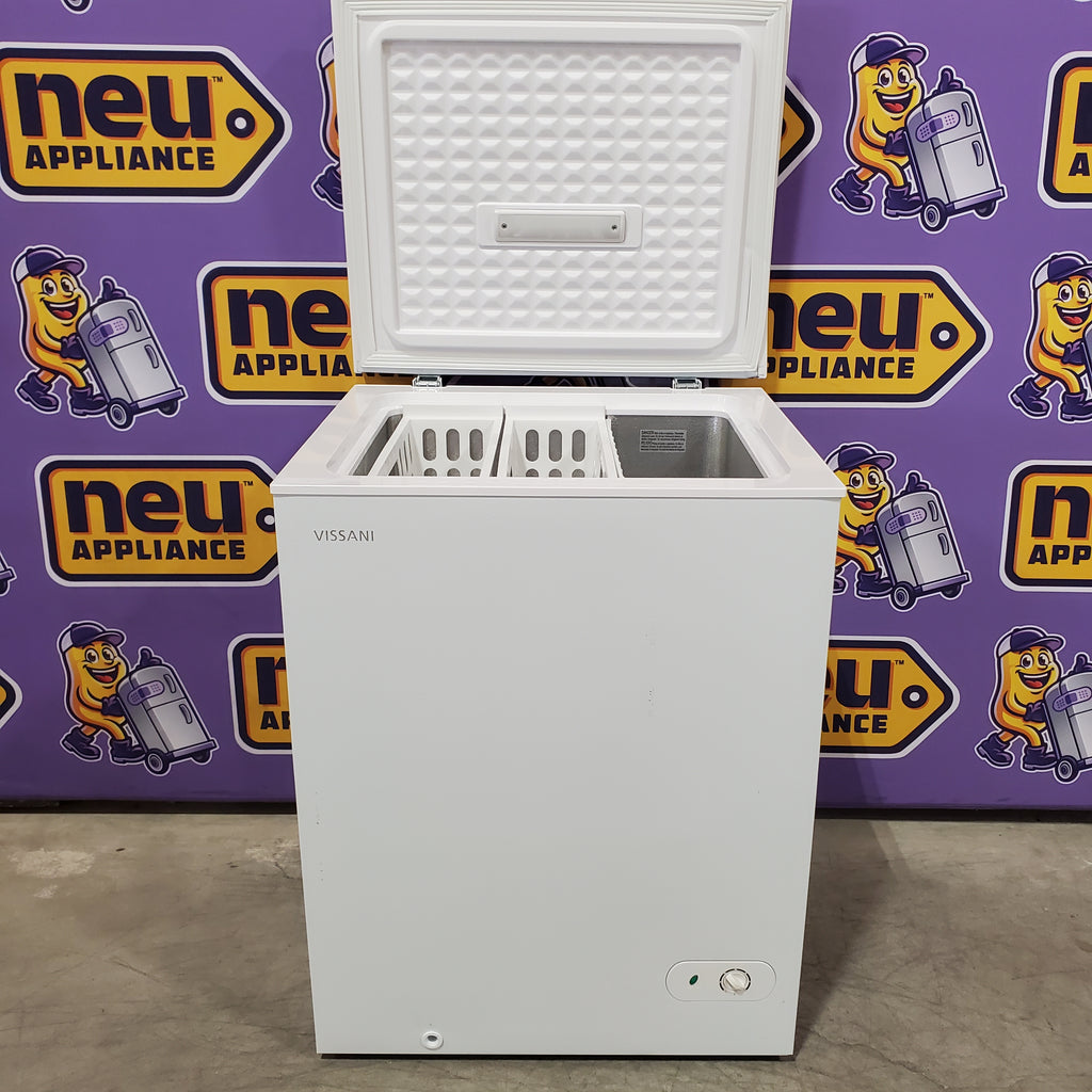 Pictures of Vissani 5.0 cu. ft. Manual Defrost Chest Freezer with LED Light in White, Garage Ready 251315SD1098 - HMCF5W5 - Scratch & Dent (Moderate) - Neu Appliance Outlet - Discount Appliance Outlet in Austin, Tx