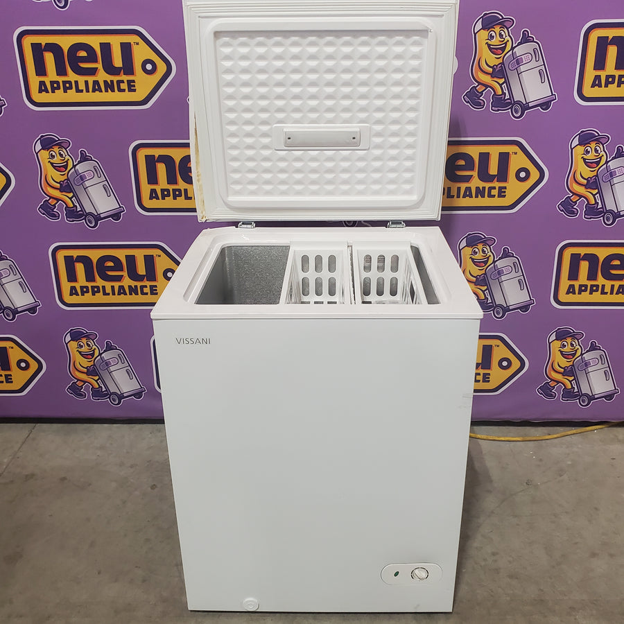 Vissani 5.0 cu. ft. Manual Defrost Chest Freezer with LED Light in White, Garage Ready HMCF5W5 - Scratch & Dent (Major)