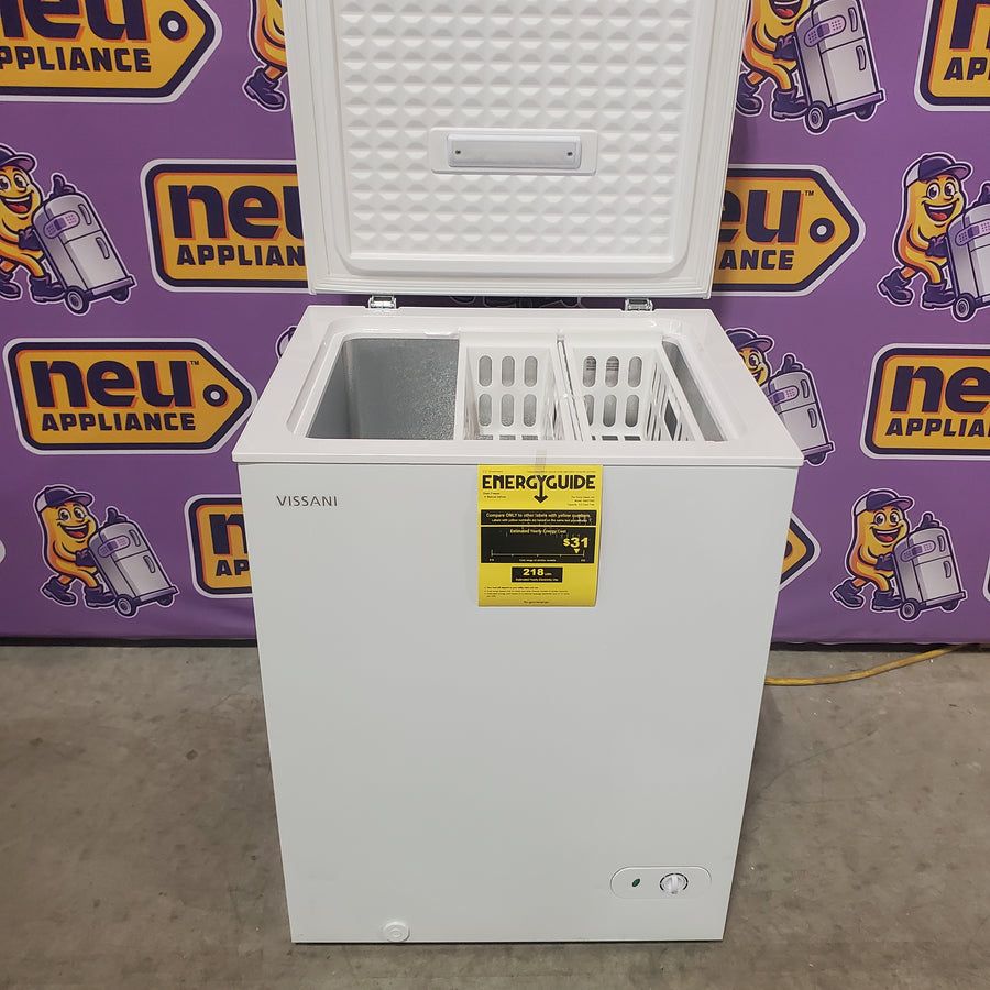 Vissani 5.0 cu. ft. Manual Defrost Chest Freezer with LED Light in White, Garage Ready HMCF5W5 - Scratch & Dent (Major)