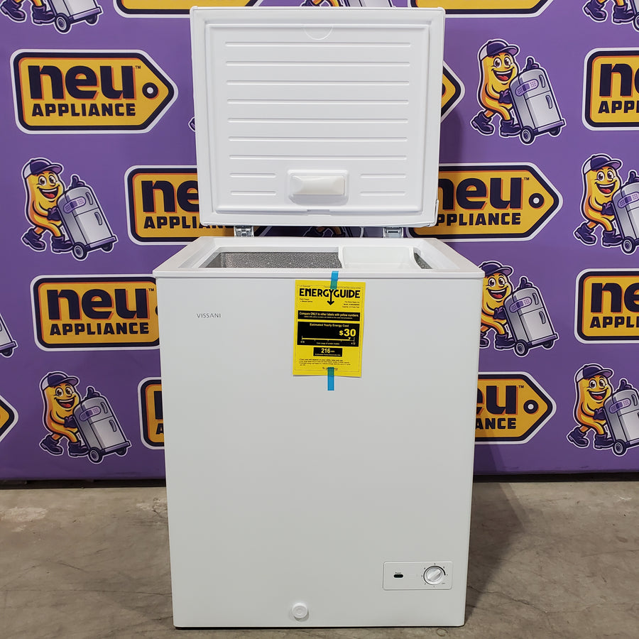 Visanni 4.9 cu. ft. Manual Defrost Chest Freezer with LED Light Type in White Garage Ready 251313SD1053 - DCM5QRWW - Scratch & Dent (Major)