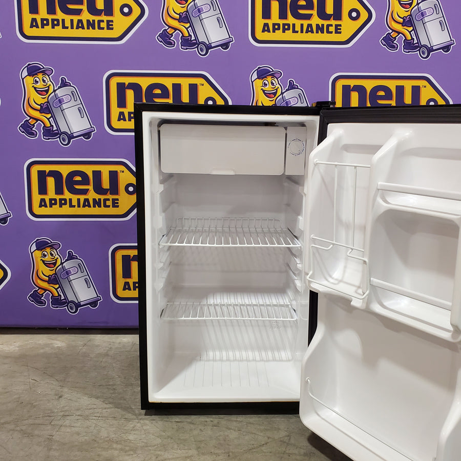Magic Chef 3.6 Cu. Ft. Compact Refrigerator MCBR360S - Scratch & Dent (Moderate)