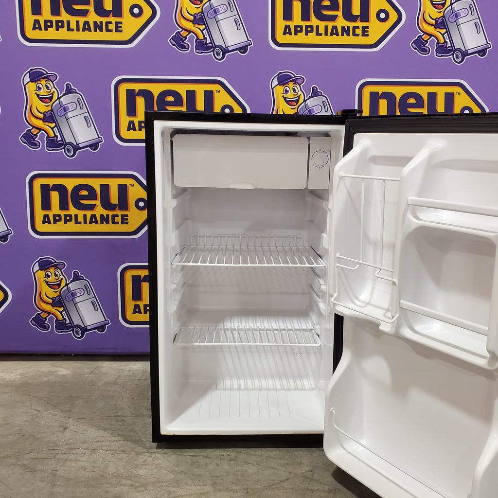 Magic Chef 3.6 Cu. Ft. Compact Refrigerator 25139SD829 - MCBR360S - Scratch & Dent (Moderate)