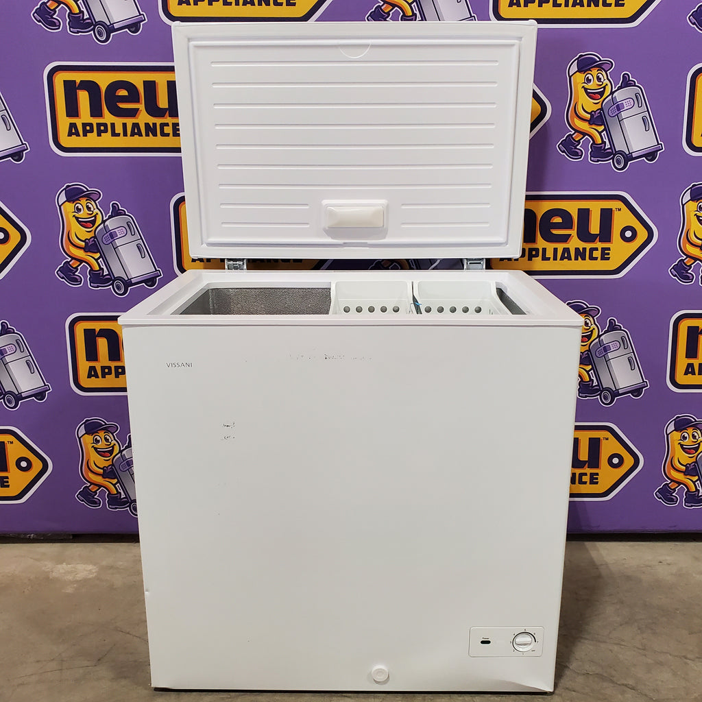 Pictures of Vissani 6.9 cu. ft. Manual Defrost Chest Freezer in White, Garage Ready with LED Light Type 251315SD1099 - DCM7QRWW - Scratch & Dent (Moderate) - Neu Appliance Outlet - Discount Appliance Outlet in Austin, Tx