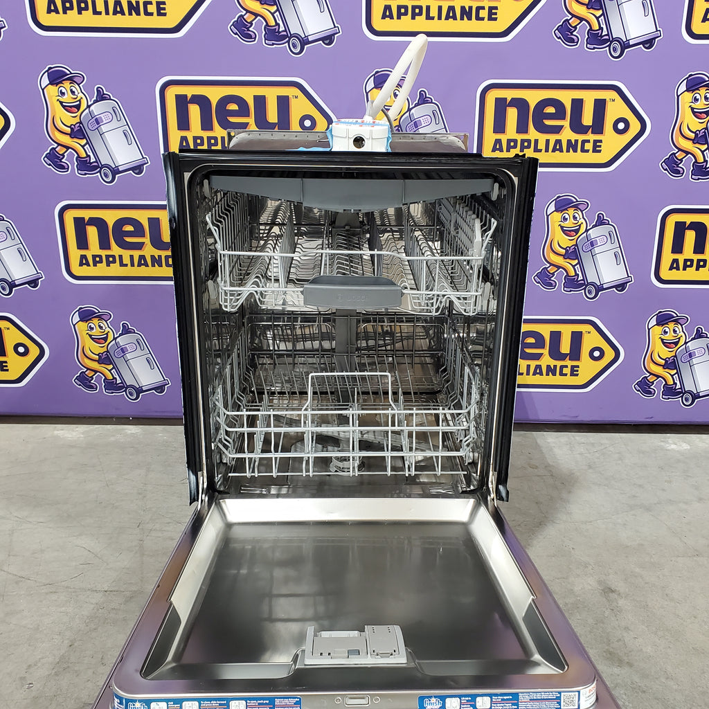 Bosch 300 Front Control 24-in Built-In Dishwasher With Third Rack ENERGY STAR, 44-dBA 05CR72 - SHEM63W55N - Scratch & Dent (Minor)