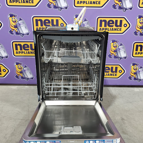 Bosch 300 Front Control 24-in Built-In Dishwasher With Third Rack ENERGY STAR, 44-dBA 05CR72 - SHEM63W55N - Scratch & Dent (Minor)