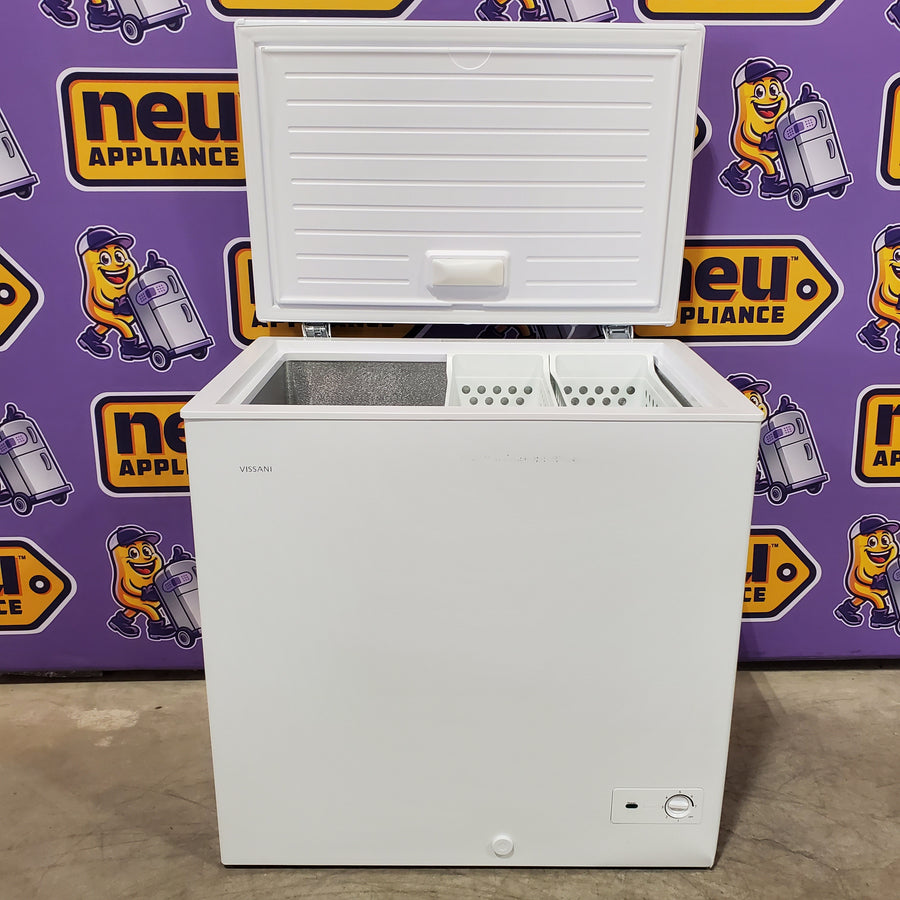 Vissani 6.9 cu. ft. Manual Defrost Chest Freezer in White, Garage Ready with LED Light Type 251315SD1102 - DCM7QRWW - Scratch & Dent (Major)