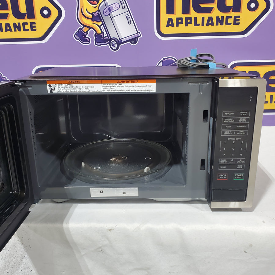 Magic Chef 18.6 in W, 0.9 cu. ft. Countertop Microwave, in Stainless Steel with 900-Watt Cooking Power HMM990ST3 - Scratch & Dent (Moderate)
