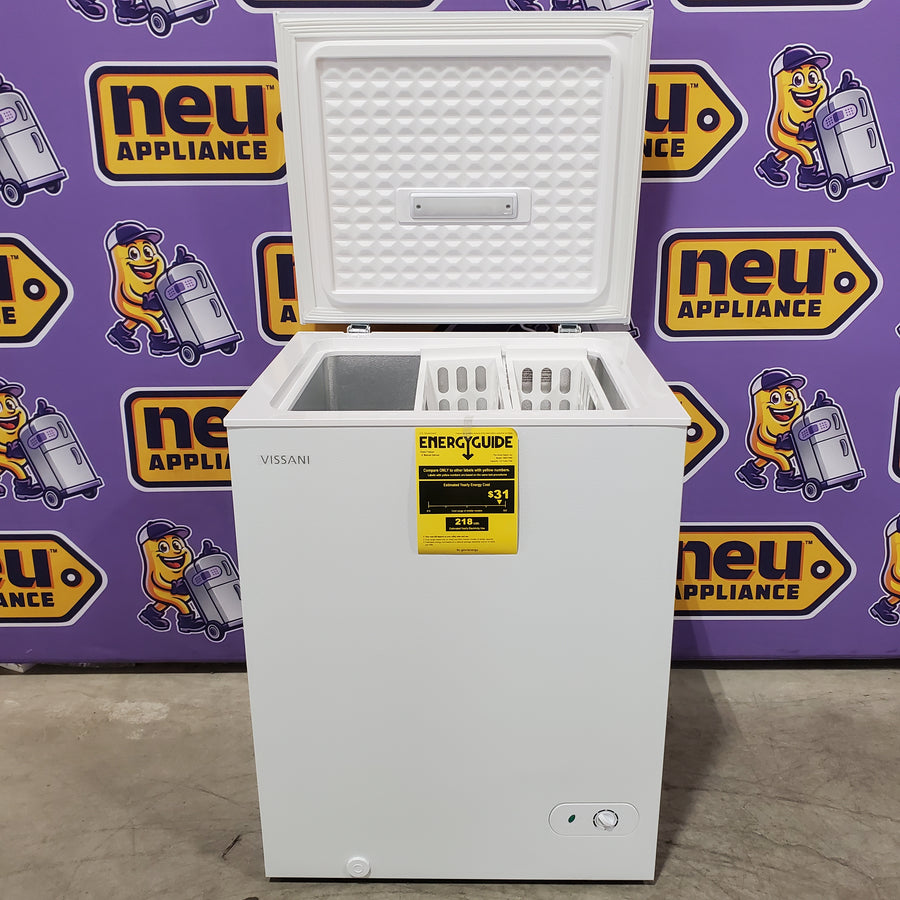 Vissani 5.0 cu. ft. Manual Defrost Chest Freezer with LED Light in White, Garage Ready SA329 - HMCF5W5 - Scratch & Dent (Minor)