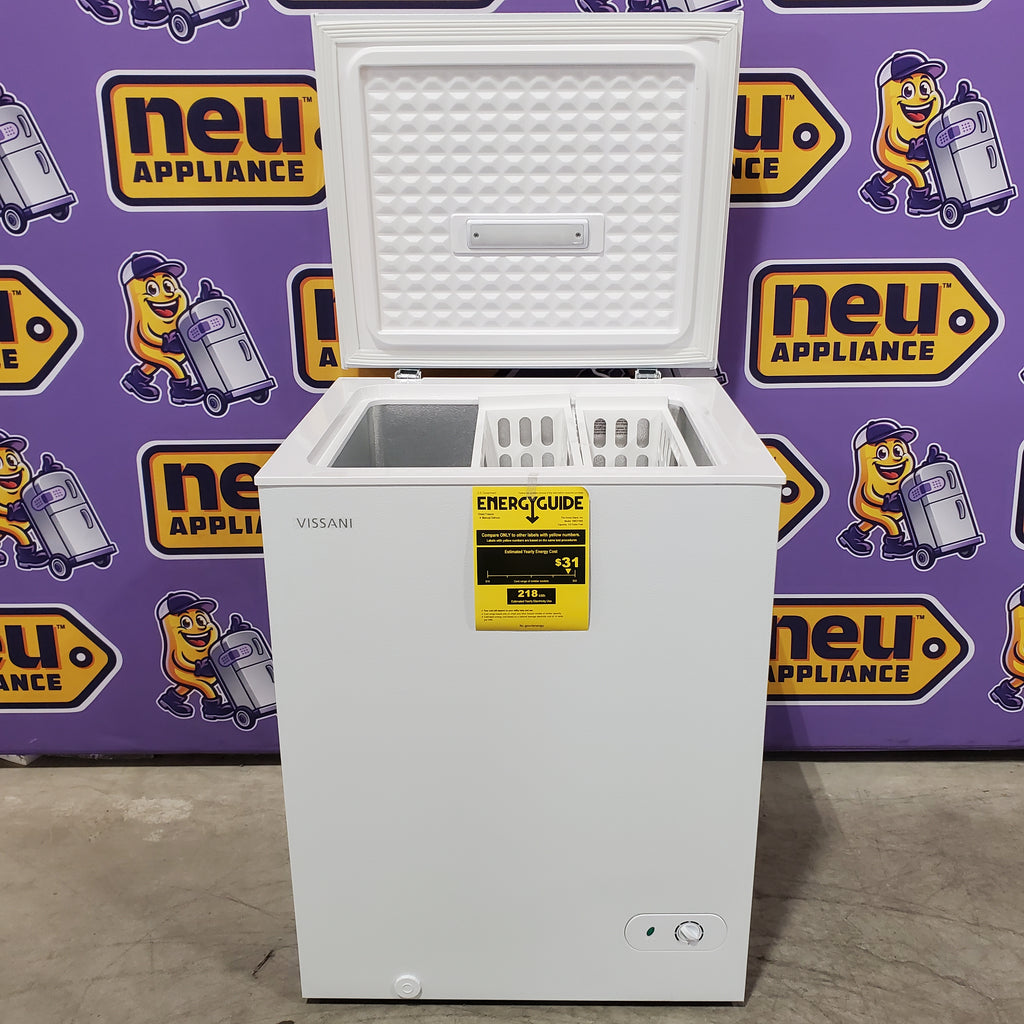 Pictures of Vissani 5.0 cu. ft. Manual Defrost Chest Freezer with LED Light in White, Garage Ready SA329 - HMCF5W5 - Scratch & Dent (Minor) - Neu Appliance Outlet - Discount Appliance Outlet in Austin, Tx