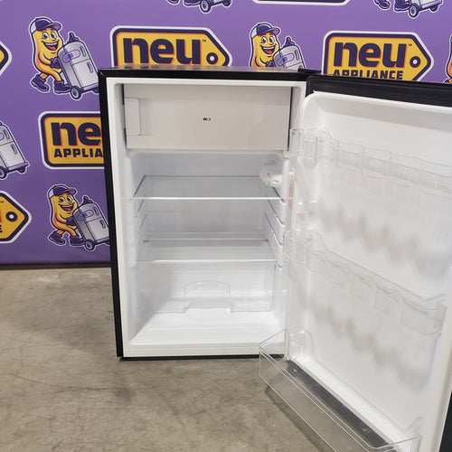 Magic Chef 4.5 cu. ft. Mini Fridge with True Freezer in Stainless Look 25SA132 - HMTR450SE - Scratch & Dent (Minor)