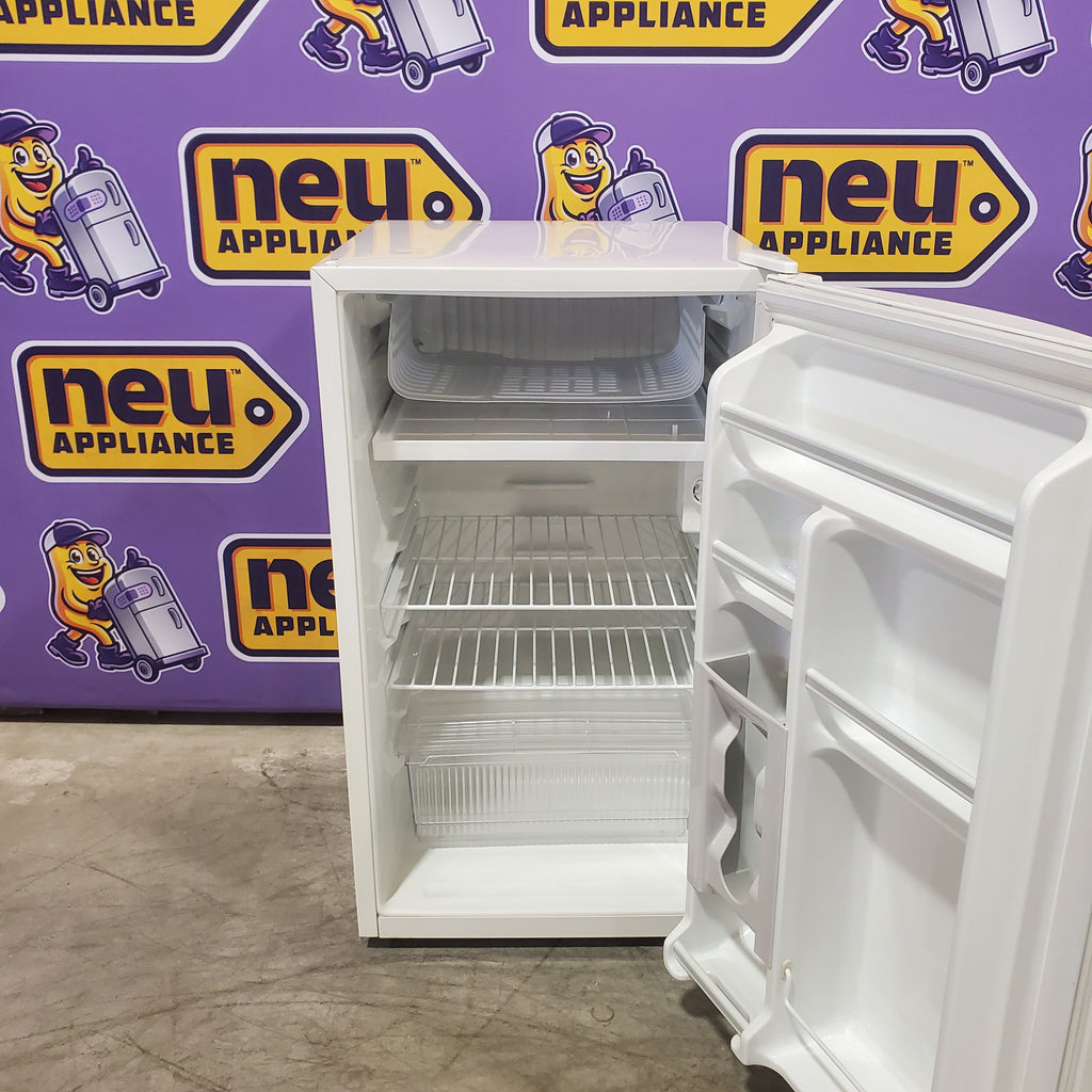Pictures of Magic Chef 4.4. cu. ft. Mini Refrigerator in White 251312SD1039 - MCBR440W - Scratch & Dent (Minor) - Neu Appliance Outlet - Discount Appliance Outlet in Austin, Tx