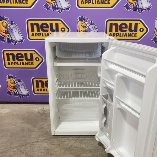 Magic Chef 4.4. cu. ft. Mini Refrigerator in White 251312SD1039 - MCBR440W - Scratch & Dent (Minor)