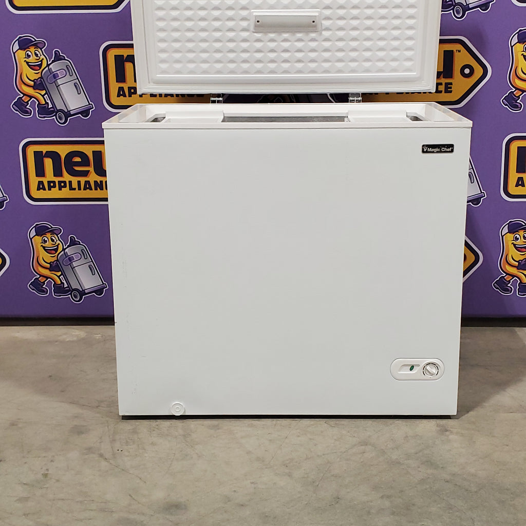 Pictures of Magic Chef 7.0 cu. ft. Chest Freezer in White with 7.0 Cu. Ft. Capacity, Manual Defrost, and Sliding-Bulk Storage Baskets HMCF7W4 - Scratch & Dent (Minor) - Neu Appliance Outlet - Discount Appliance Outlet in Austin, Tx