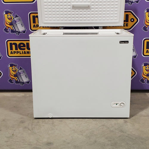 Pictures of Magic Chef 7.0 cu. ft. Chest Freezer in White with 7.0 Cu. Ft. Capacity, Manual Defrost, and Sliding-Bulk Storage Baskets HMCF7W4 - Scratch & Dent (Minor) - Neu Appliance Outlet - Discount Appliance Outlet in Austin, Tx