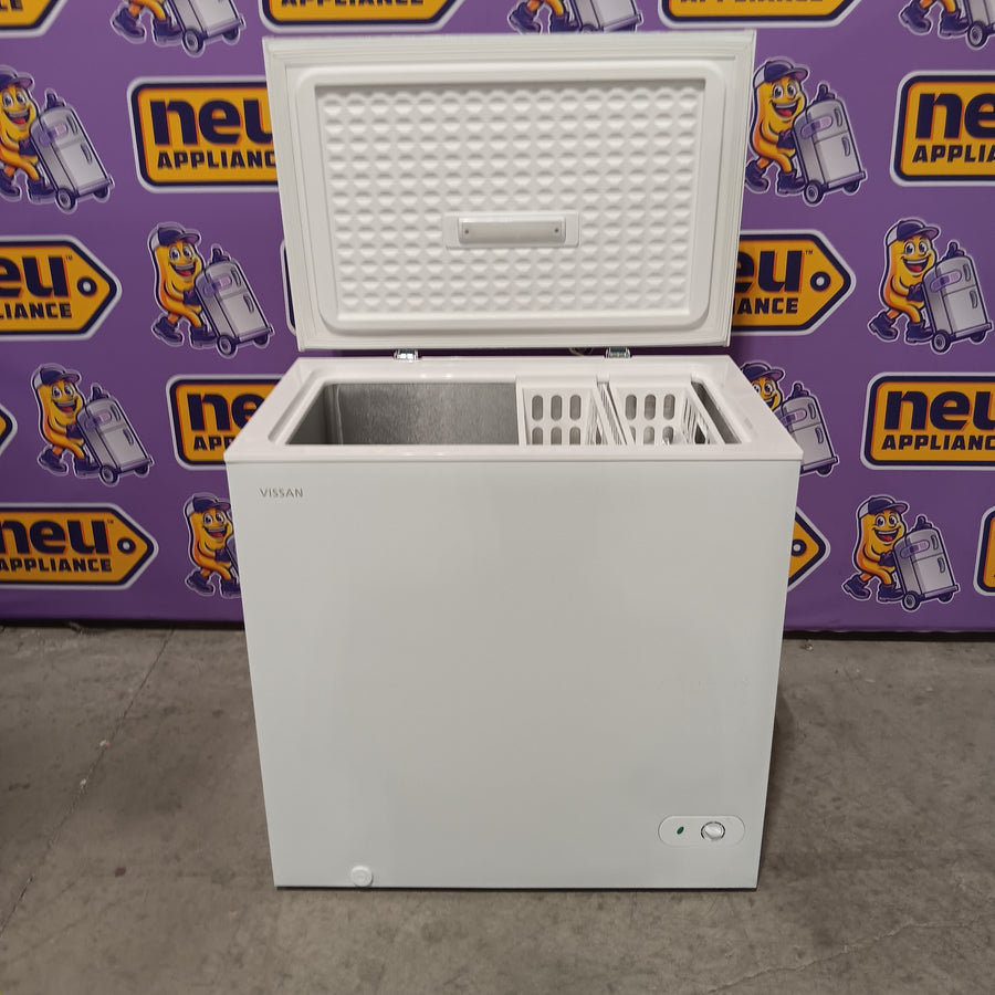 Vissani 7.0 cu. ft. Manual Defrost Chest Freezer with LED Light in White, Garage Ready SA622 - HMCF7W5 - Scratch & Dent (Moderate)