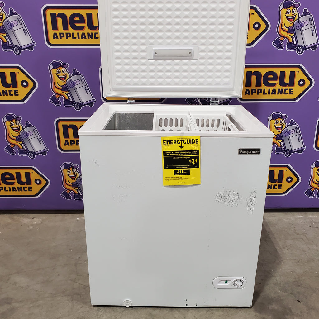 Magic Chef 5.0. cu. ft. Chest Freezer with Interior LED Light and Defrost Water Drain 25135SD596 - HMCF5W4 - Scratch & Dent (Minor)