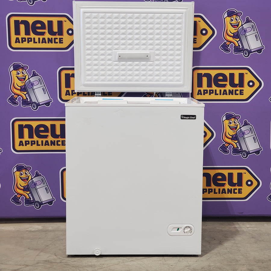 Magic Chef 5.0. cu. ft. Chest Freezer with Interior LED Light and Defrost Water Drain HMCF5W4 - Scratch & Dent (Minor)