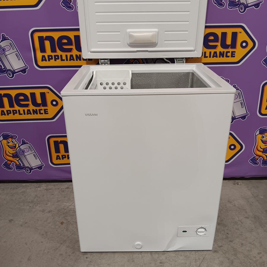 Visanni 4.9 cu. ft. Manual Defrost Chest Freezer with LED Light Type in White Garage Ready DCM5QRWW - Scratch & Dent (Moderate)