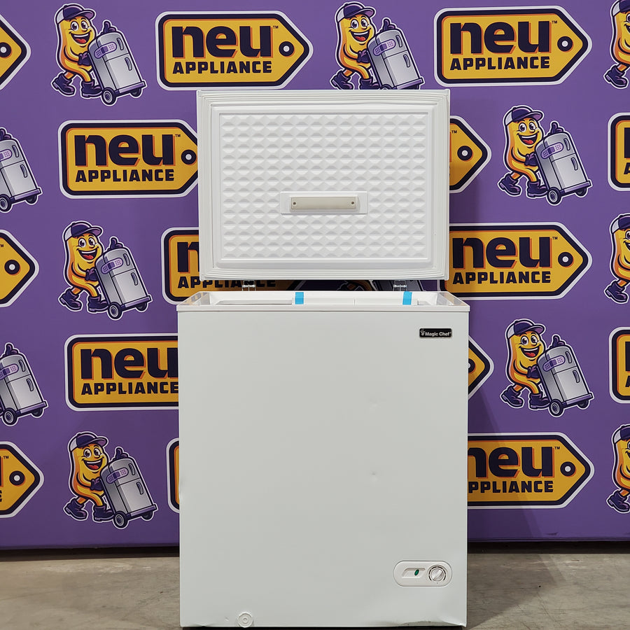 Magic Chef 5.0. cu. ft. Chest Freezer with Interior LED Light and Defrost Water Drain HMCF5W4 - Scratch & Dent (Minor)