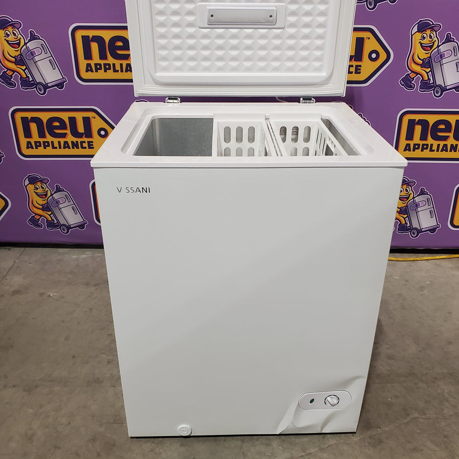Vissani 5.0 cu. ft. Manual Defrost Chest Freezer with LED Light in White, Garage Ready SA678 - HMCF5W5 - Scratch & Dent (Moderate)