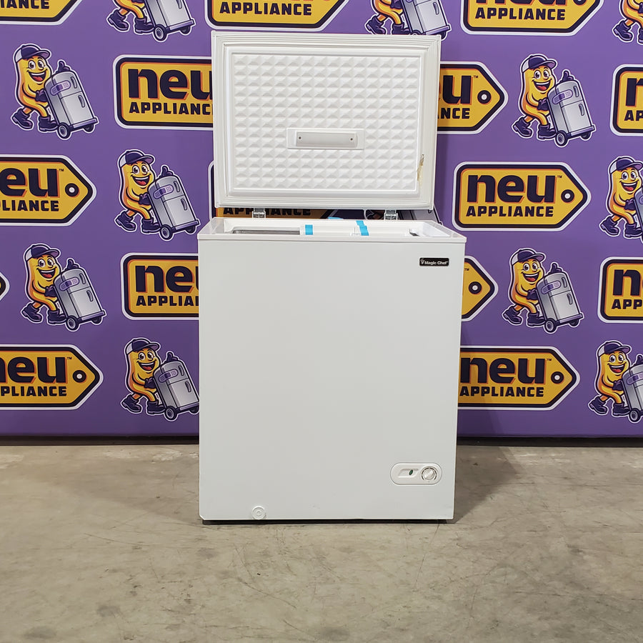 Magic Chef 5.0. cu. ft. Chest Freezer with Interior LED Light and Defrost Water Drain HMCF5W4 - Scratch & Dent (Moderate)