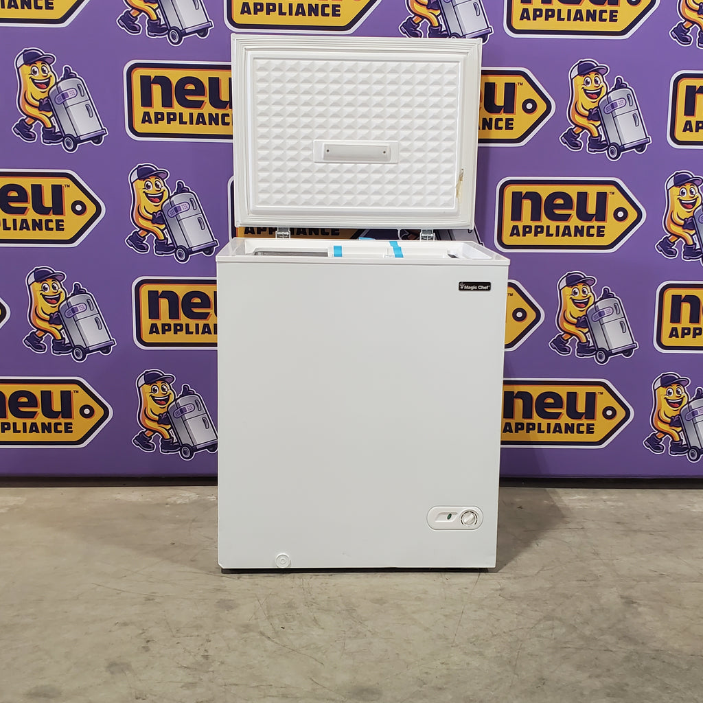 Pictures of Magic Chef 5.0. cu. ft. Chest Freezer with Interior LED Light and Defrost Water Drain HMCF5W4 - Scratch & Dent (Moderate) - Neu Appliance Outlet - Discount Appliance Outlet in Austin, Tx