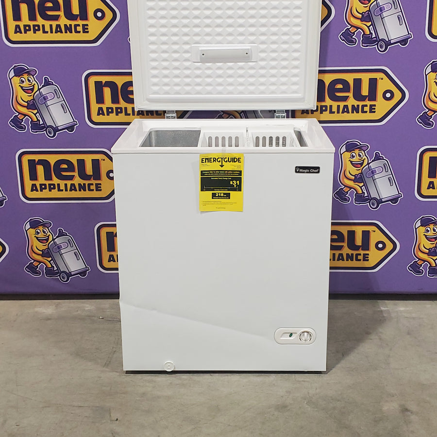 Magic Chef 5.0. cu. ft. Chest Freezer with Interior LED Light and Defrost Water Drain 25132SD415 - HMCF5W4 - Scratch & Dent (Moderate)