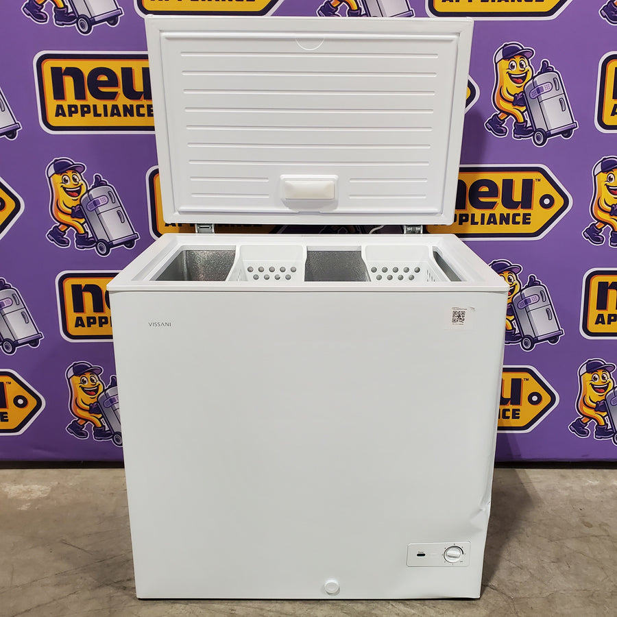 Vissani 6.9 cu. ft. Manual Defrost Chest Freezer in White, Garage Ready with LED Light Type 251311SD935 - DCM7QRWW - Scratch & Dent (Major)