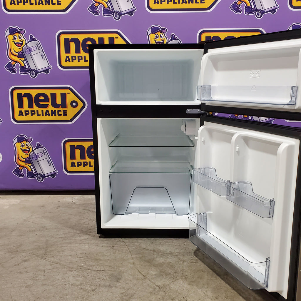 Pictures of Magic Chef 3.1 cu. ft. 2-Door Mini Refrigerator with Freezer and Can Dispenser 251315SD1081 - HMDR31GSE - Scratch & Dent (Minor) - Neu Appliance Outlet - Discount Appliance Outlet in Austin, Tx
