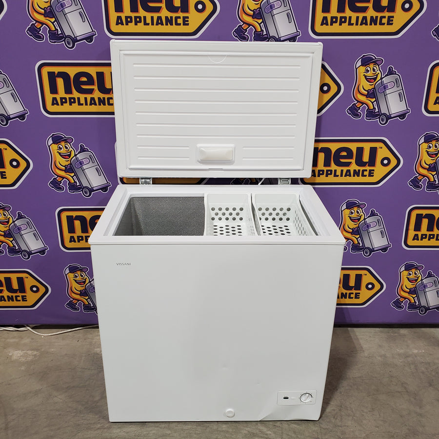 Vissani 6.9 cu. ft. Manual Defrost Chest Freezer in White, Garage Ready with LED Light Type DCM7QRWW - Scratch & Dent (Moderate)