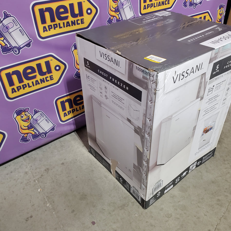 Vissani 4.9 cu. ft. Manual Defrost Chest Freezer with LED Light Type in White Garage Ready DCM5QWWW - Open Box