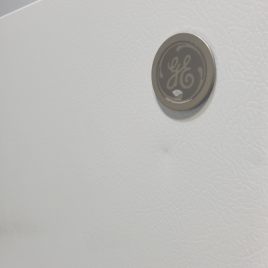 Pictures of GE White 17.5 cu. ft. Top Freezer Refrigerator with Ice Maker and Reversible Hinges - Certified Refurbished - Neu Appliance Outlet - Discount Appliance Outlet in Austin, Tx