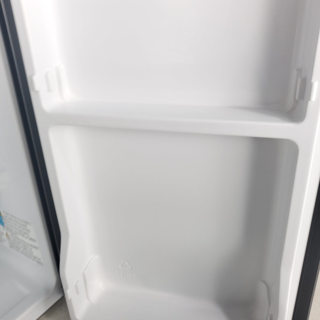 Pictures of 17.5 in Silver ENERGY STAR Hisense 2.5 cu. ft. Mini Fridge with Reversible Door - Scratch & Dent - Minor - Neu Appliance Outlet - Discount Appliance Outlet in Austin, Tx