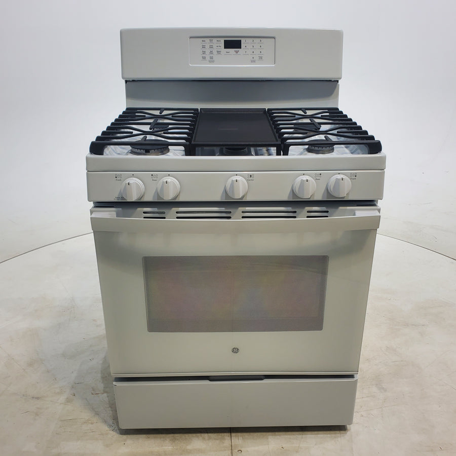White GE 5.0 cu. ft. 5 Burner Freestanding Gas Range with No Preheat Air Fry - Scratch & Dent - Minor