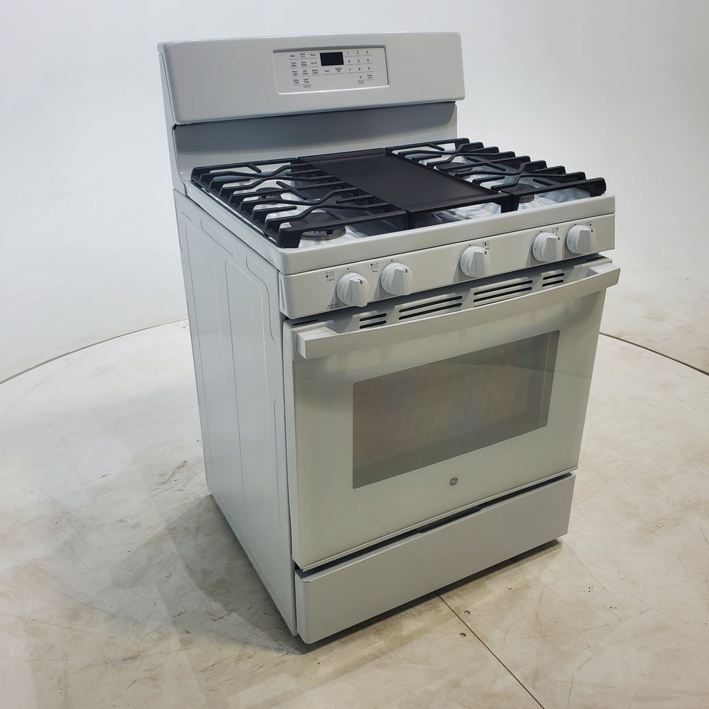 Pictures of White GE 5.0 cu. ft. 5 Burner Freestanding Gas Range with No Preheat Air Fry - Scratch & Dent - Minor - Neu Appliance Outlet - Discount Appliance Outlet in Austin, Tx