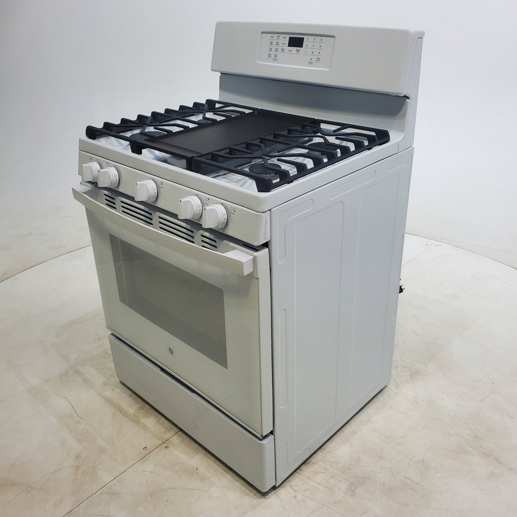 Pictures of White GE 5.0 cu. ft. 5 Burner Freestanding Gas Range with No Preheat Air Fry - Scratch & Dent - Minor - Neu Appliance Outlet - Discount Appliance Outlet in Austin, Tx