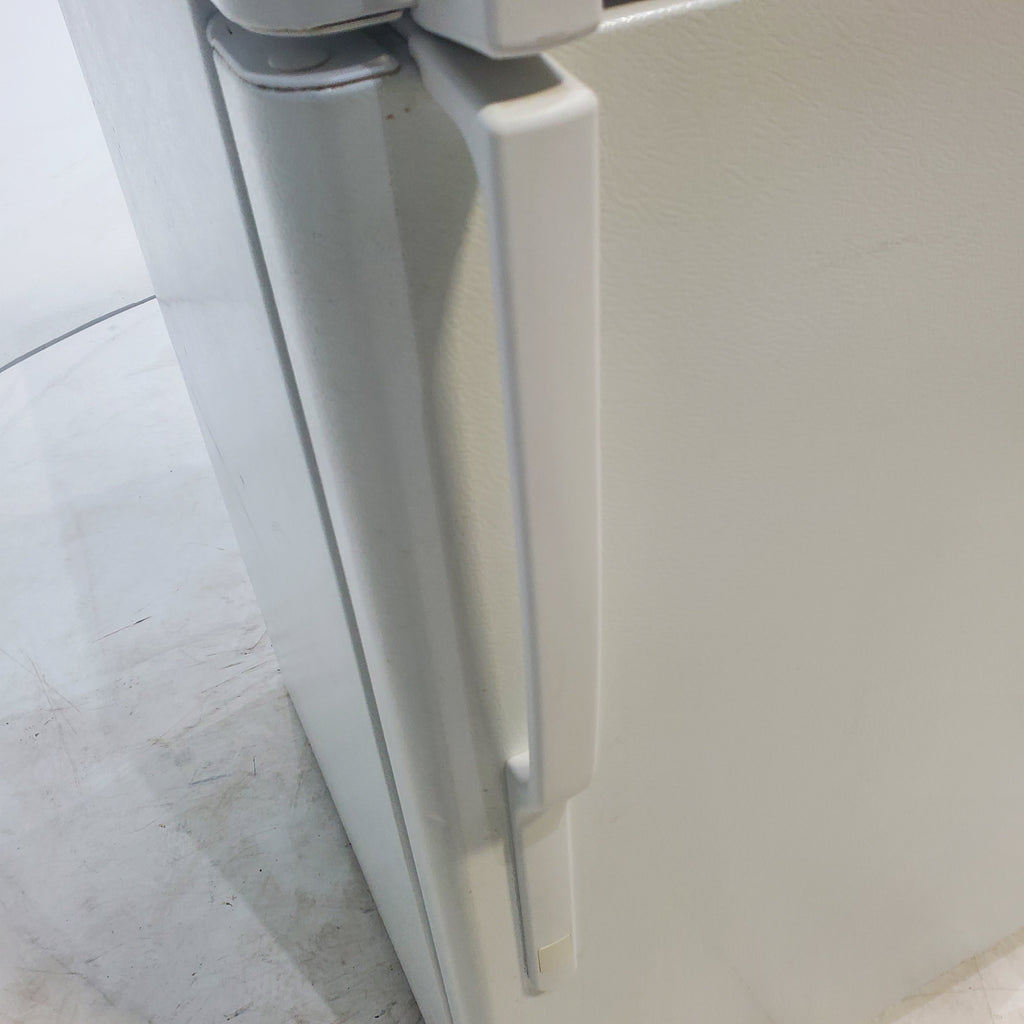 Pictures of White GE 18 cu. ft. Top Freezer Refrigerator with Reversible Hinges - Certified Refurbished - Neu Appliance Outlet - Discount Appliance Outlet in Austin, Tx