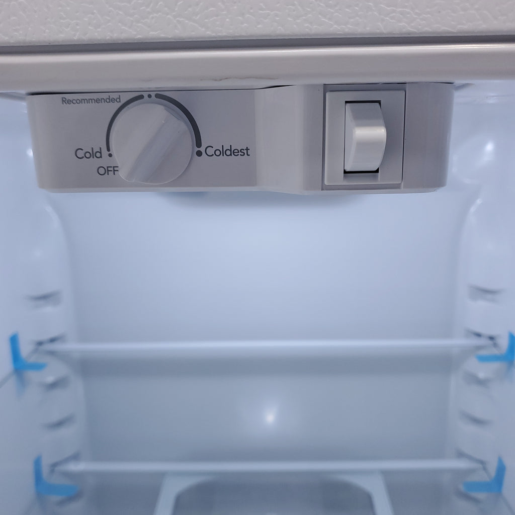 Pictures of 30 in. Width White Frigidaire 18.3 cu. ft. Top Freezer Refrigerator with EvenTemp Cooling System - Scratch & Dent - Minor - Neu Appliance Outlet - Discount Appliance Outlet in Austin, Tx