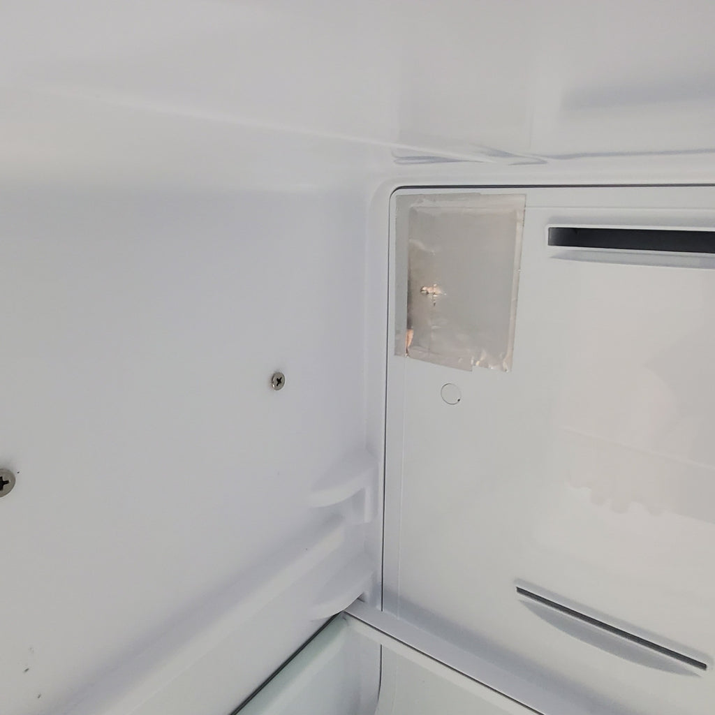 Pictures of 30" Wide Hisense White 18-cu ft Top-Freezer Refrigerator with Adjustable gallon-size door bins - Scratch & Dent - Moderate - Neu Appliance Outlet - Discount Appliance Outlet in Austin, Tx