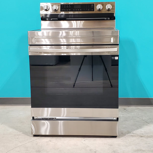 Samsung 6.3 cu. ft. Smart Freestanding Electric Range with No-Preheat Air Fry & Convection in Stainless Steel - Scratch & Dent - Minor