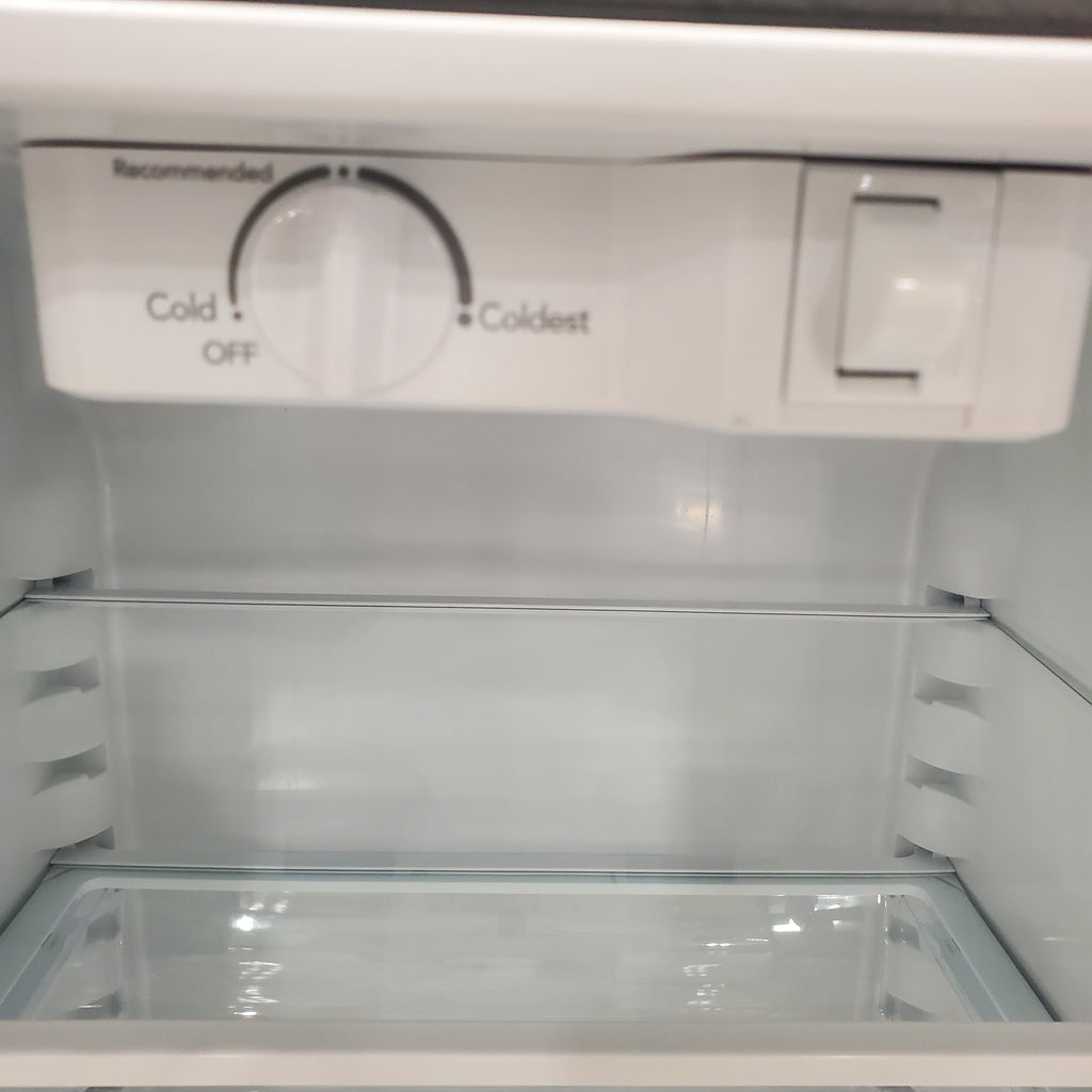 Pictures of Frigidaire 20 Cu. Ft. Top Freezer Refrigerator with EvenTemp Cooling System LFTR2045VF - Scratch and Dent (Minor) - Neu Appliance Outlet - Discount Appliance Outlet in Austin, Tx