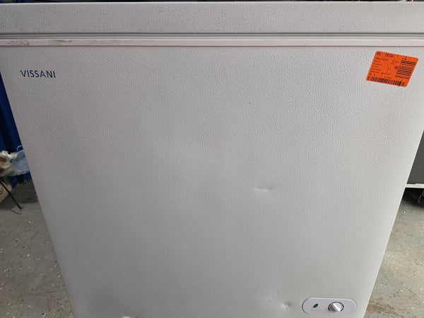 Vissani 7.0 cu. ft. Manual Defrost Chest Freezer with LED Light in White, Garage Ready S180 - HMCF7W5 - Scratch & Dent (Minor)